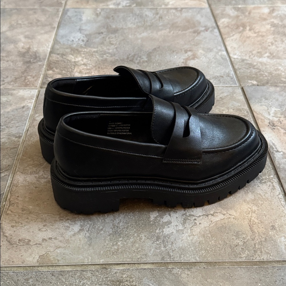 NWOT AEO American Eagle Outfitters Classic Black Platform Slip-On Loafers